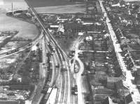 Luftfoto af vestenden af Maribo station ca. 1938. Rundremisen, ses øverst til venstre og foran værkstedet ses det ene af stationens vandtårne