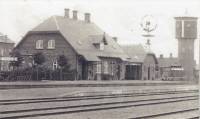 Thorsø station ca. 1925. bemærk vindmotoren, der drev pumpen til vandtårnet (jysk-fynsk type)