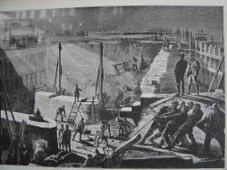 Arbejdet på opførelsen af den nye Holmens bro i København i 1878 blev udført under belysning af elektrisk lys. Stik fra Illustreret Tidende samme år.