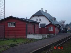 Lille Skensved station med varehus, enderampe og signalhus i forgrunden